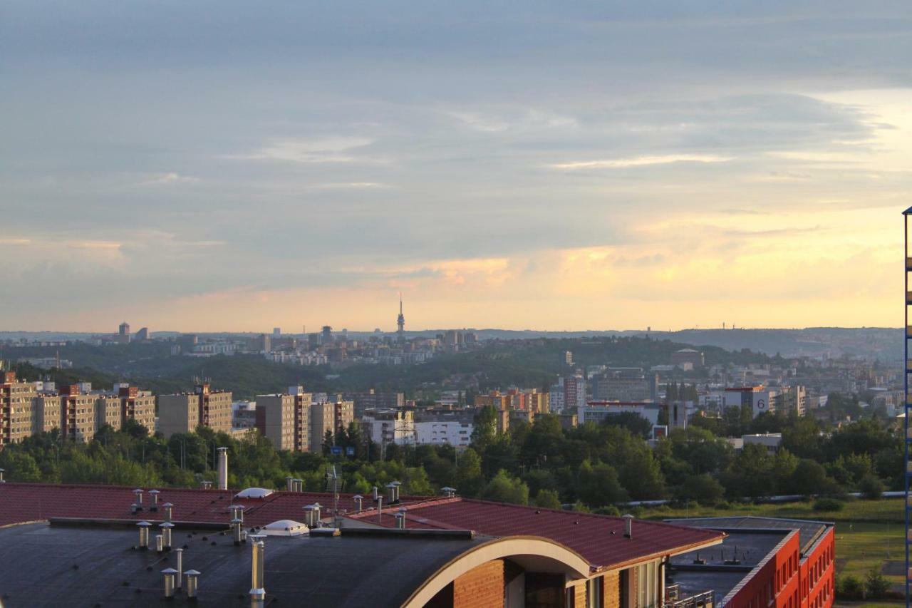 Sunny Two-Story Apartment Kyje Praha Exteriér fotografie